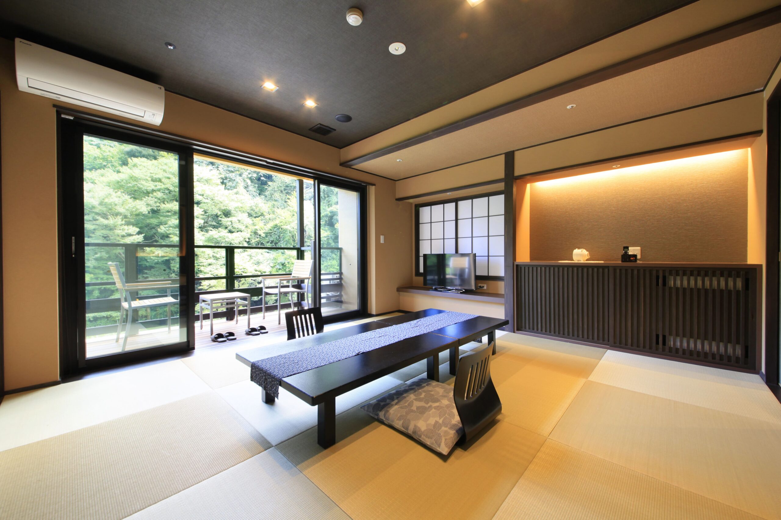 Japanese-style room with balcony at Hakone Suimeisō near Hakone-Yumoto.