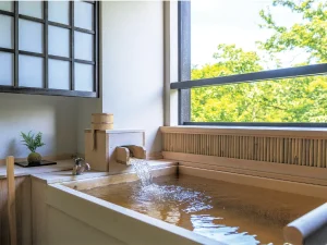 Private hinoki bath with greenery view at Setsugetsuka Bettei Suiun.