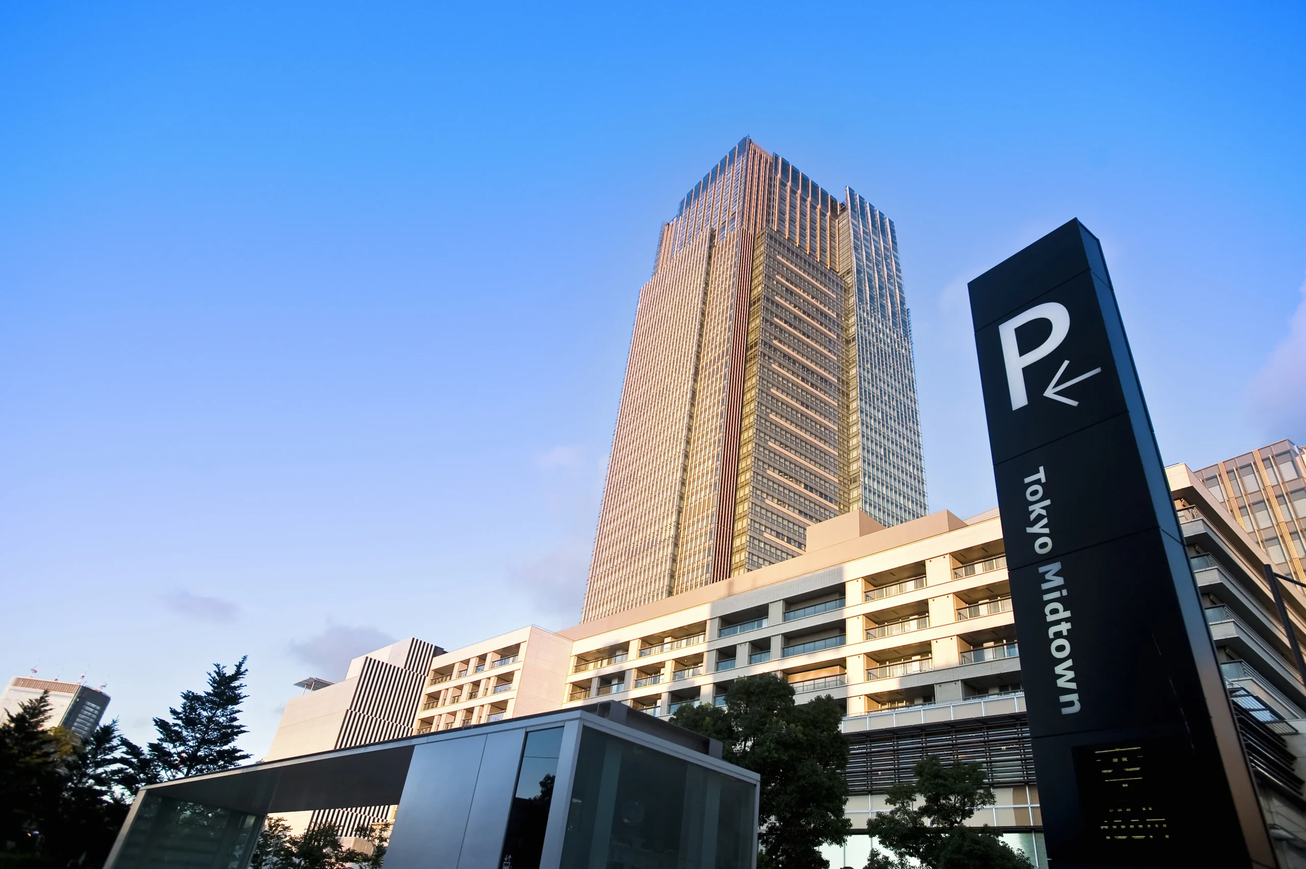 the building of ritz carlton tokyo