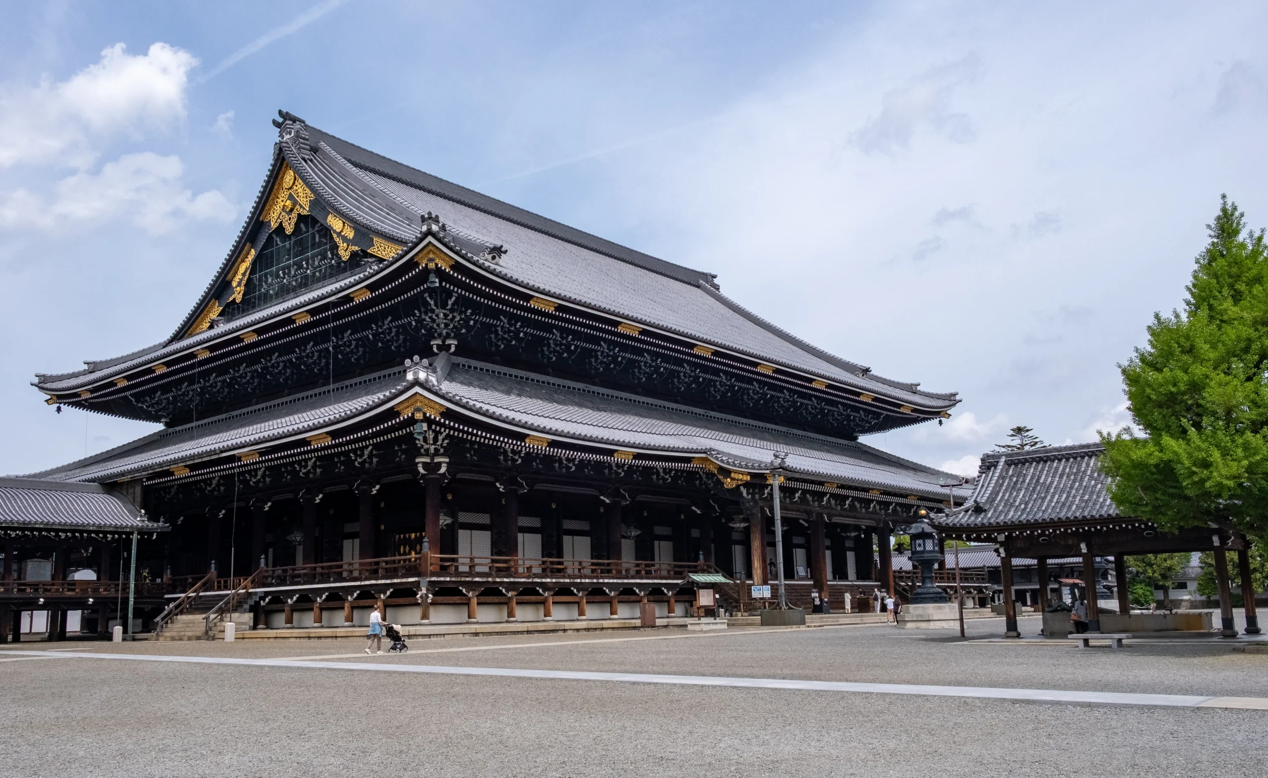 Higashi Honganji Temple in Kyoto with large wooden hall and traditional architecture
