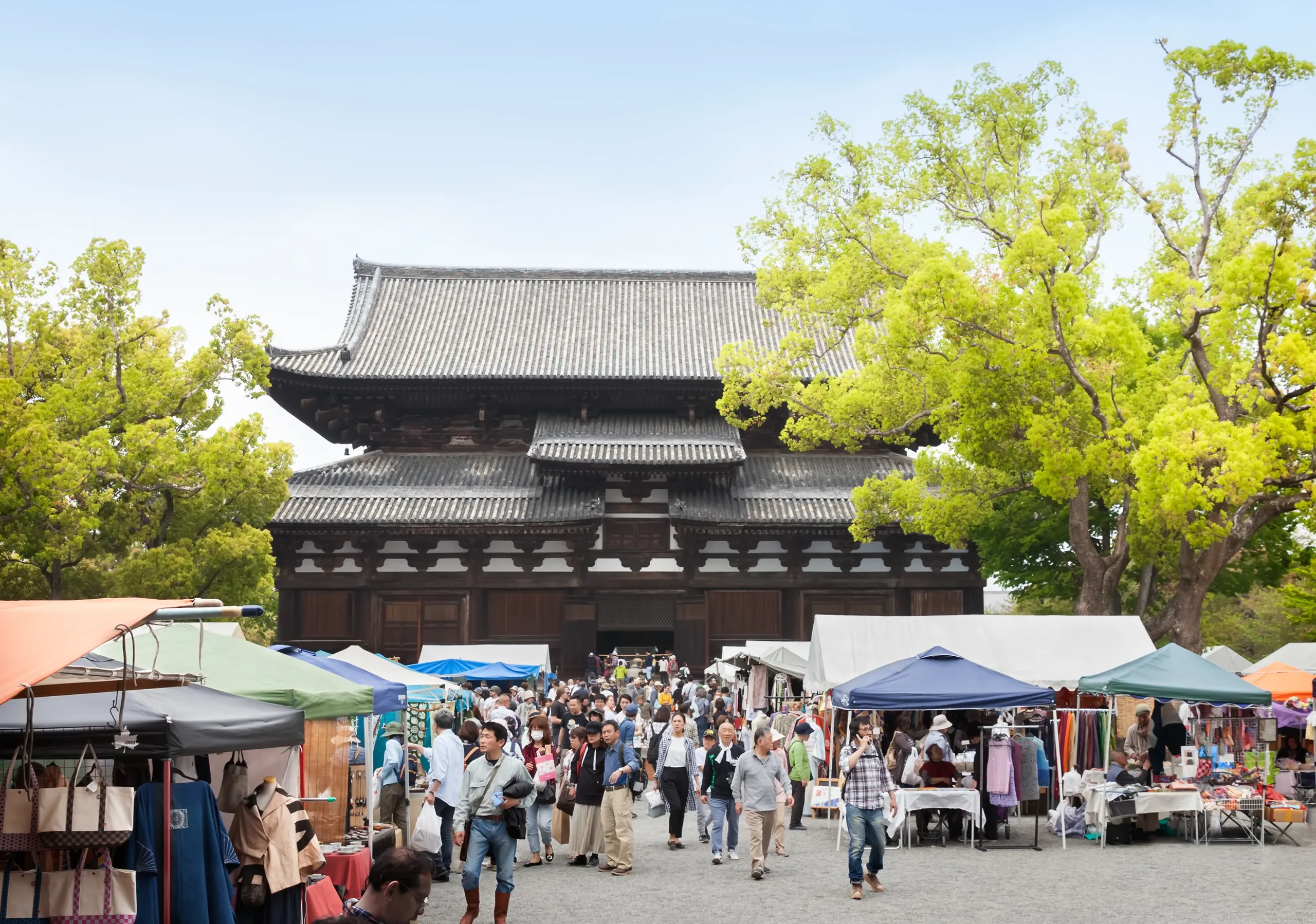 Toji Kobo-ichi market in Kyoto with temple grounds, pagoda views, and artisan stalls