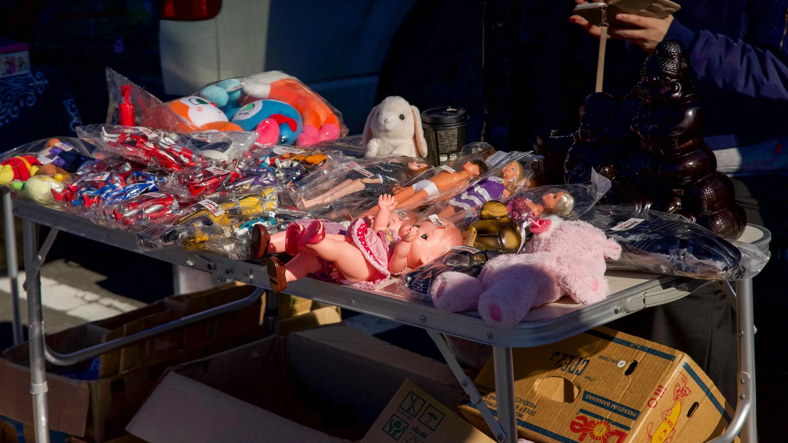 Retro toys, dolls, and collectibles displayed at Yokohama Kottou World antique market