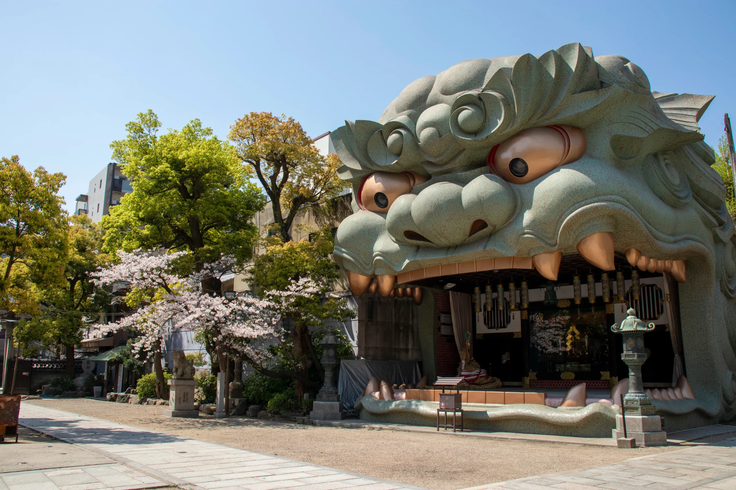Giant statue with cherry blossoms at Namba Yasaka Shrine in Osaka