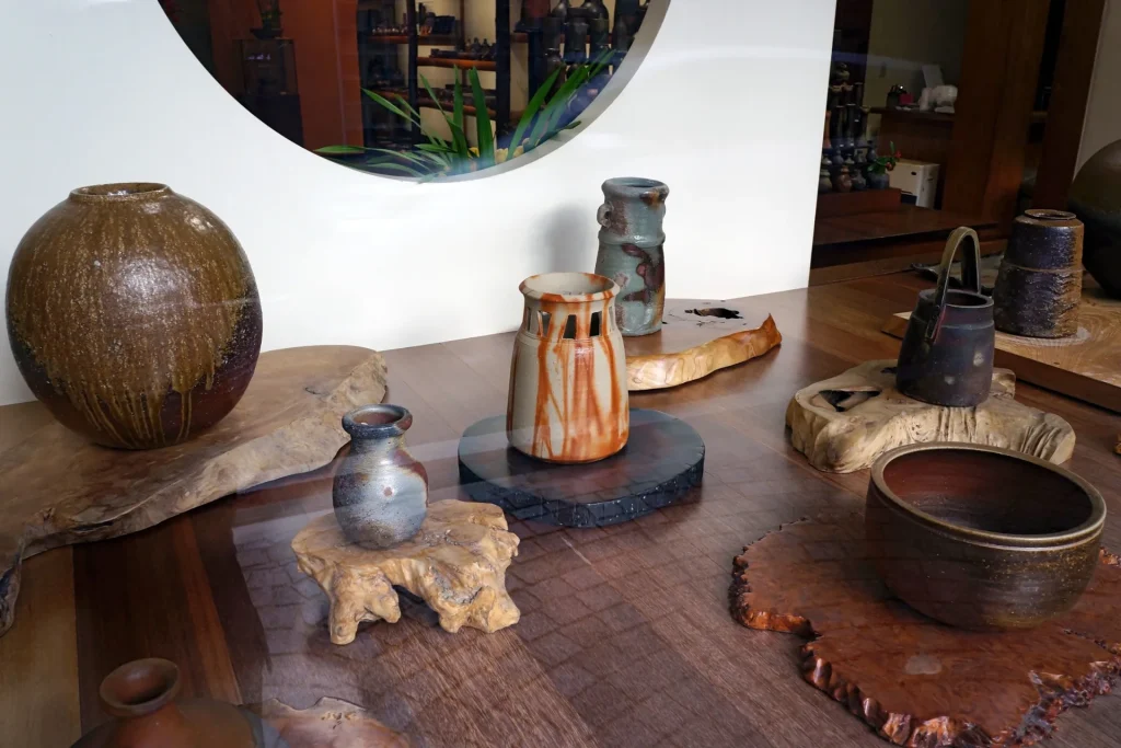 Bizen ware vessels with different colors and surfaces created during kiln firing