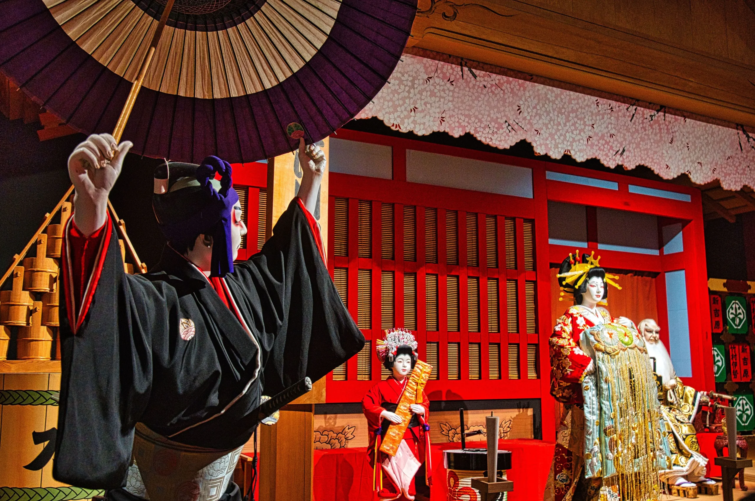Kabuki dolls depicting a male character holding an umbrella and a female character dressed as an oiran.