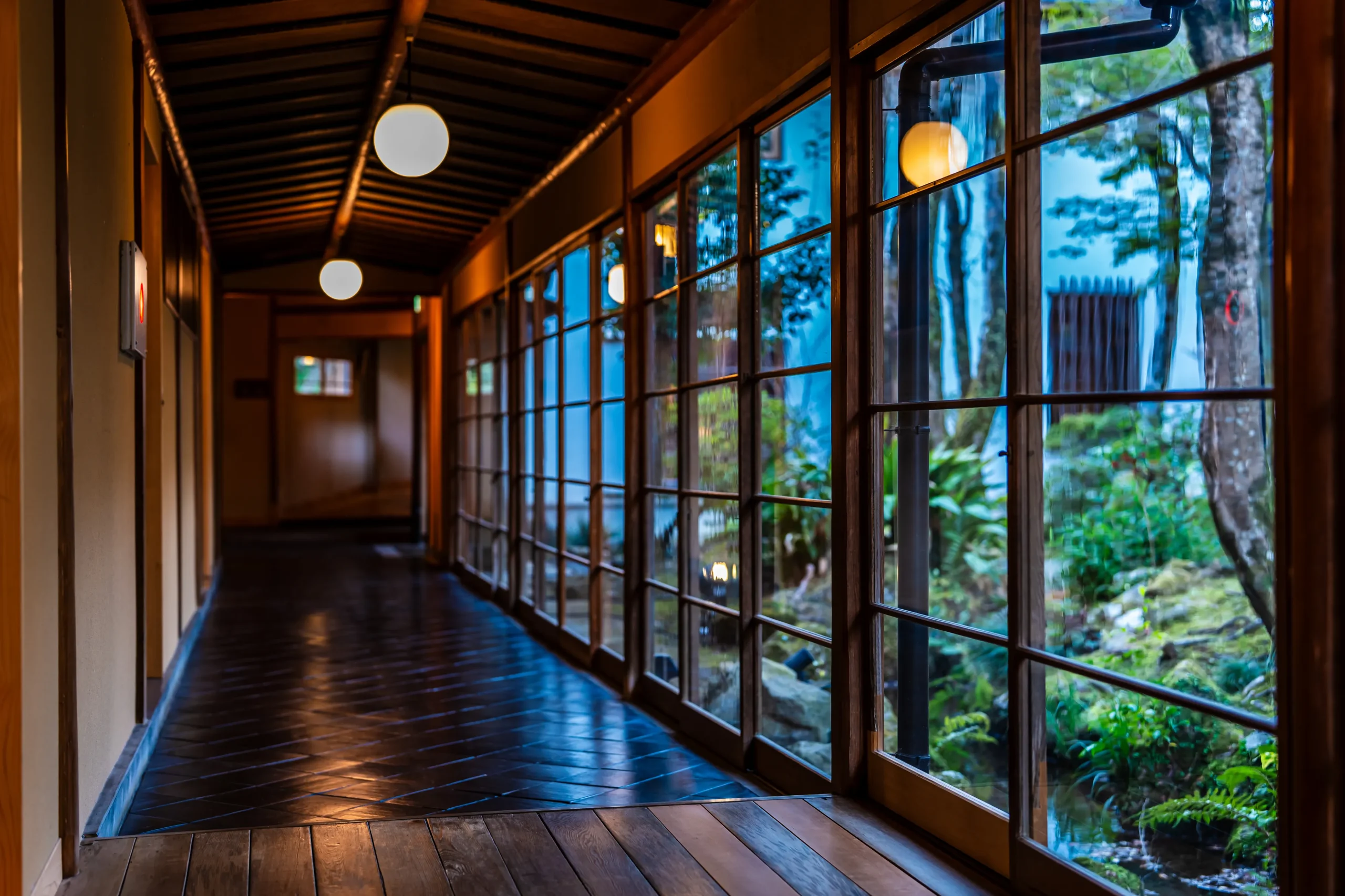 Wooden corridor overlooking the garden at Sumiya Kiho-an in Yunohana Onsen